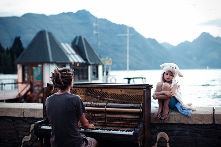 WyróżnienieNikola Smernic "Piano Play at Sunset"
"Ulice w Queenstown, Nowa Zelandia, na koniec kolejnego dnia pełnego adrenaliny. Uspokajające i rzewne sceny z dźwiękiem fortepianu w tle" - Nikola Smernic